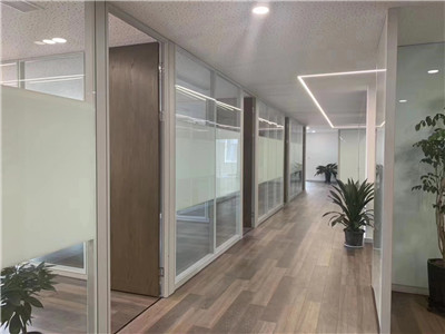 玻璃隔斷哪家好，實木隔斷哪家好